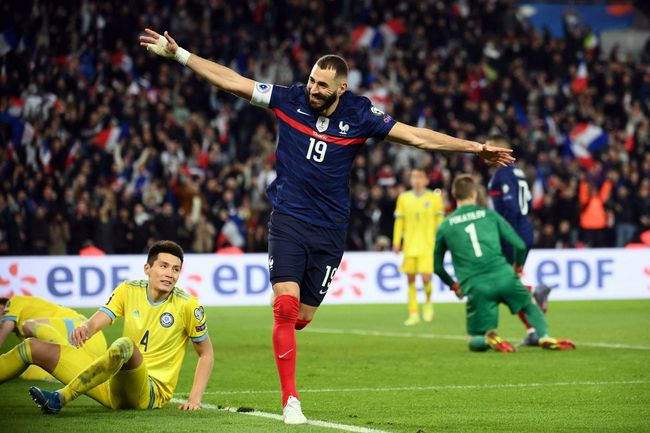 他将头埋进双腿间吮小核图片